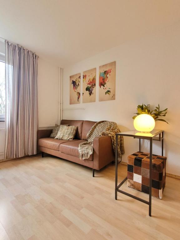 美因茨Kupferberg - helles und gemütliches Appartement in Uninähe的客厅配有沙发和桌子