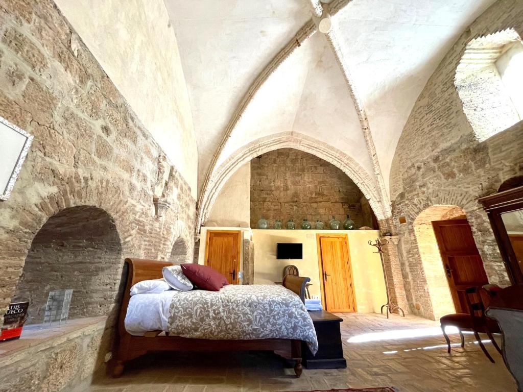 BulbuenteCastillo-Palacio de Bulbuente的卧室配有一张石墙床