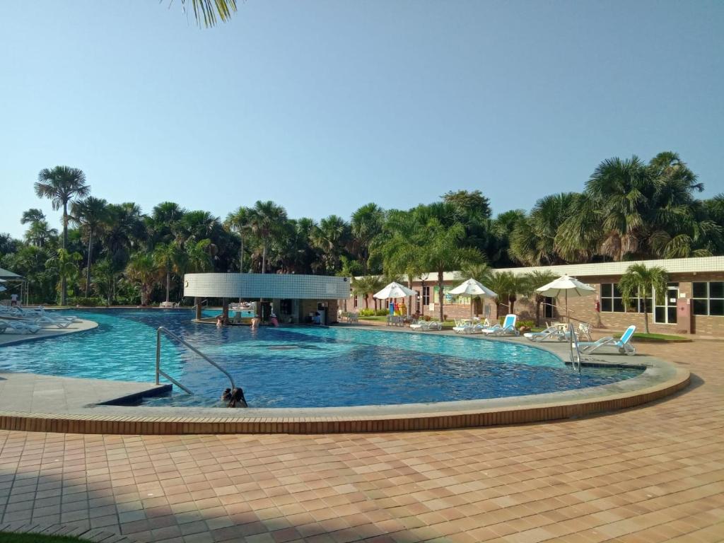 巴雷里尼亚斯Gran Lençóis Flat Residence的度假村内的大型游泳池