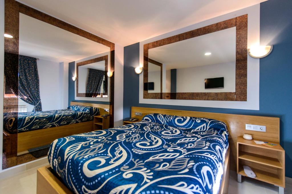 Iboya坎昆阿维莱斯汽车旅馆的一间卧室配有一张床和一面大镜子