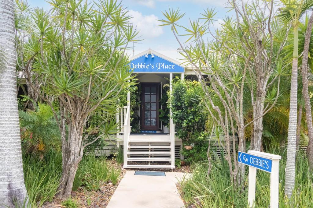 彩虹海滩黛比之家酒店的前面有蓝色标志的房子