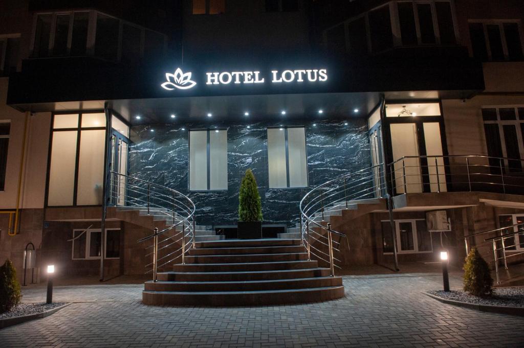 基希讷乌Lotus Hotel Chisinau的酒店大堂,晚上有楼梯
