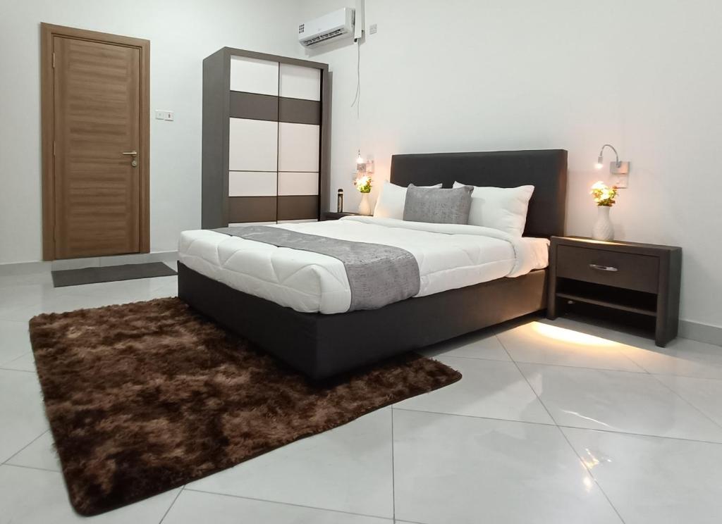 蒙巴萨City Centre的一间卧室配有一张大床和地毯。