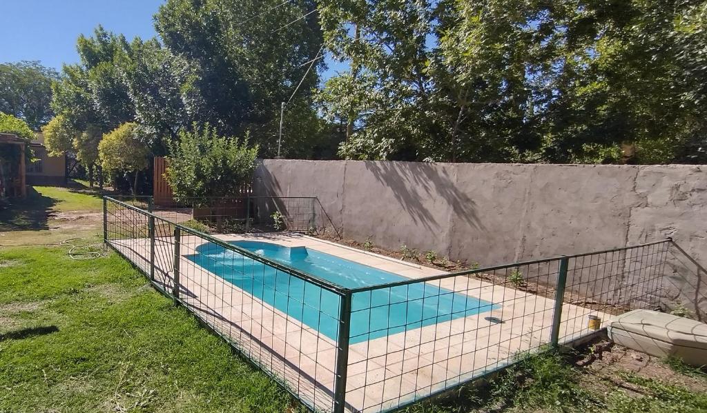 巴雷阿尔El Ensueño的一座游泳池四周环绕着金属围栏