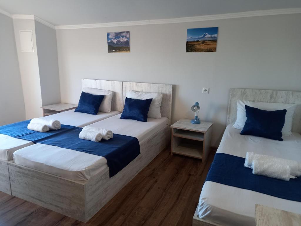 ByurakanByurakan Guesthouse & Cottage的蓝色和白色的客房内的两张床