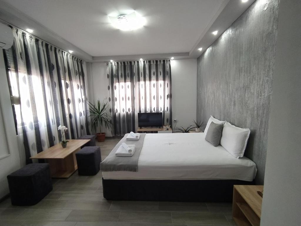 阿塞诺夫格勒Каламанди的酒店客房,配有床和电视