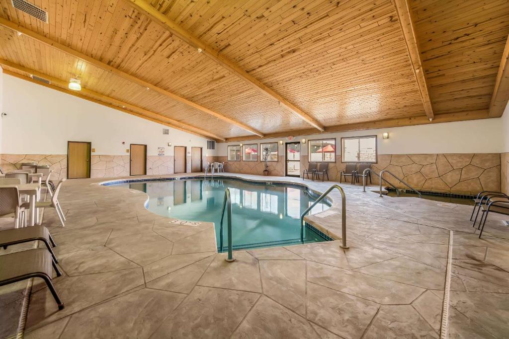 Rice LakeEcono Lodge的大型客房的游泳池,设有木制天花板