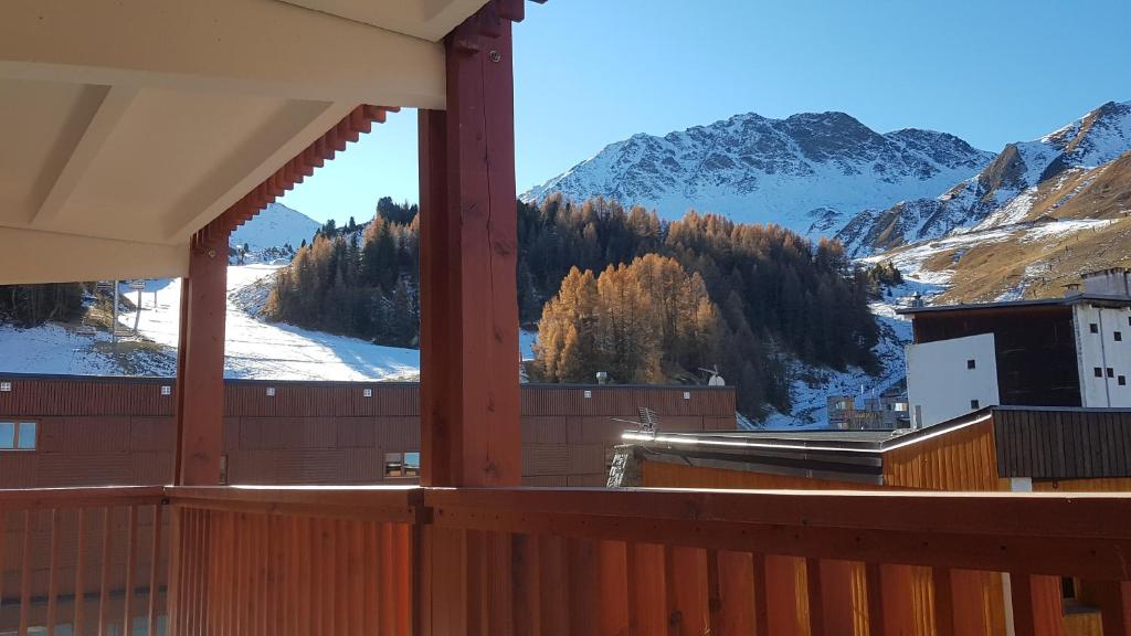 La Plagne TarentaisePlagne centre -Pied de pistes的阳台享有雪覆盖的山脉美景。