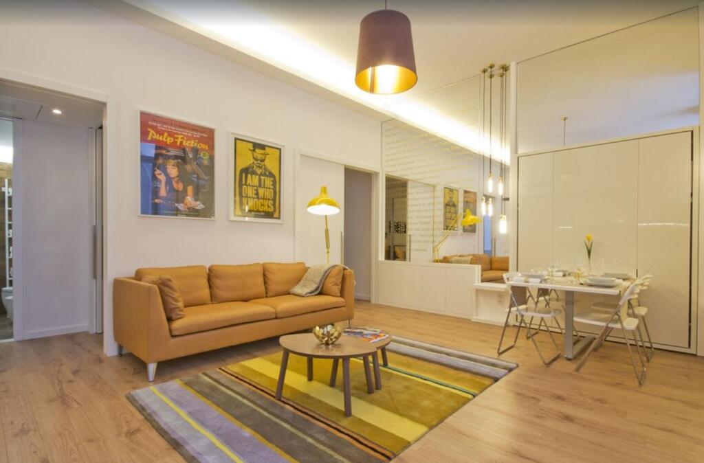 波尔图01 Design Flat in Porto Downtown的客厅配有沙发和桌子