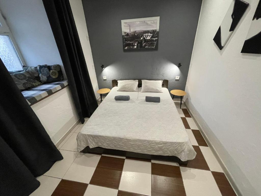 敖德萨Le Rêve city hostel的一间带床和沙发的小卧室
