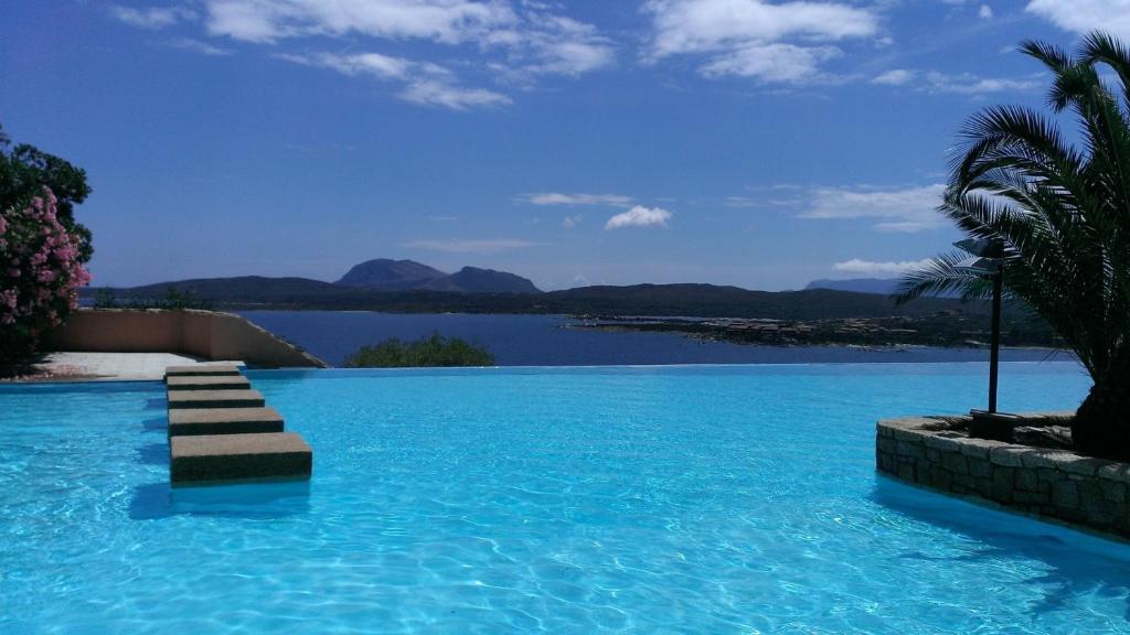 罗通多港Ladumar Sardinia的享有水体景致的游泳池
