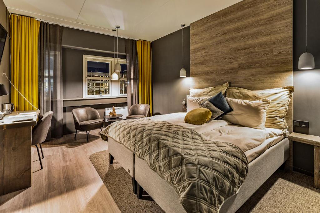 阿尔塔Canyon Hotell的酒店客房设有一张大床和一张书桌。