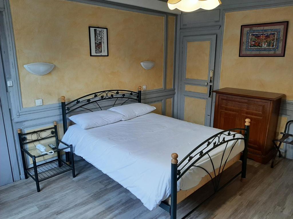 里摩日Hôtel Les Beaux Arts- Limoges Hypercentre的一间卧室配有一张大床和一个床头柜