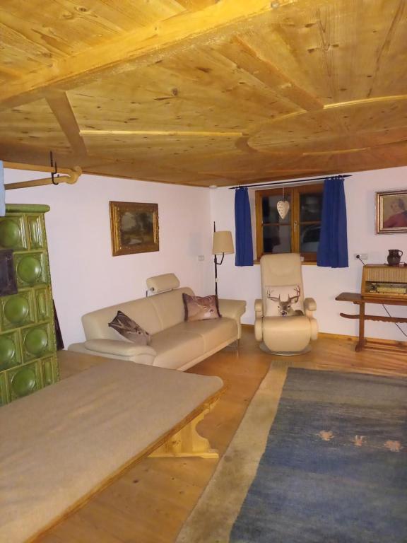 阿尔高内的伊门施塔特Huis am Berg的客厅配有沙发和桌子