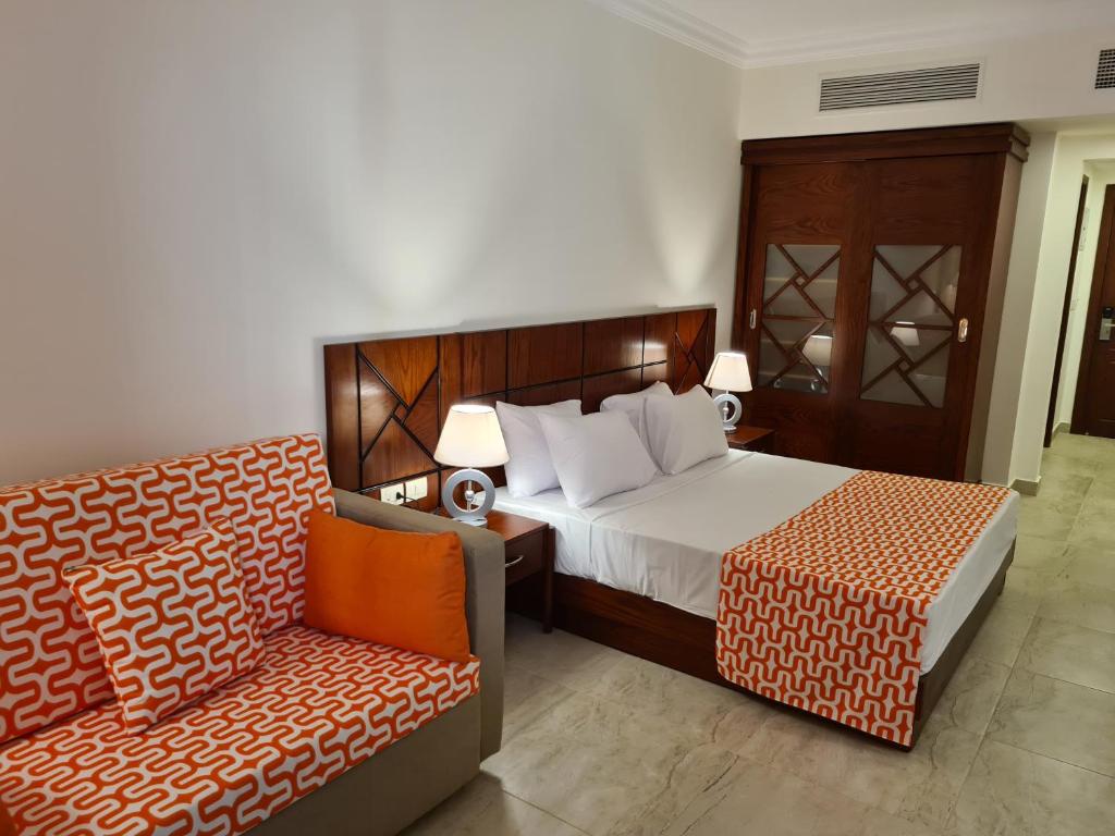 阿布达巴Oyster Bay Marsa Alam ( Unit I5-06)的酒店客房,配有床和沙发