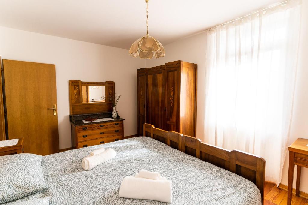 莱德罗Casa Lena的一间卧室配有两张床、一个梳妆台和镜子