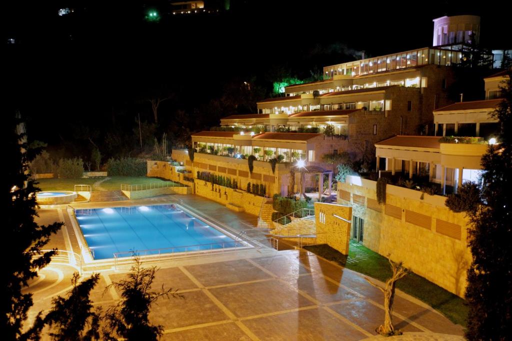 Beit Meri蒙特维酒店的夜间设有游泳池的酒店