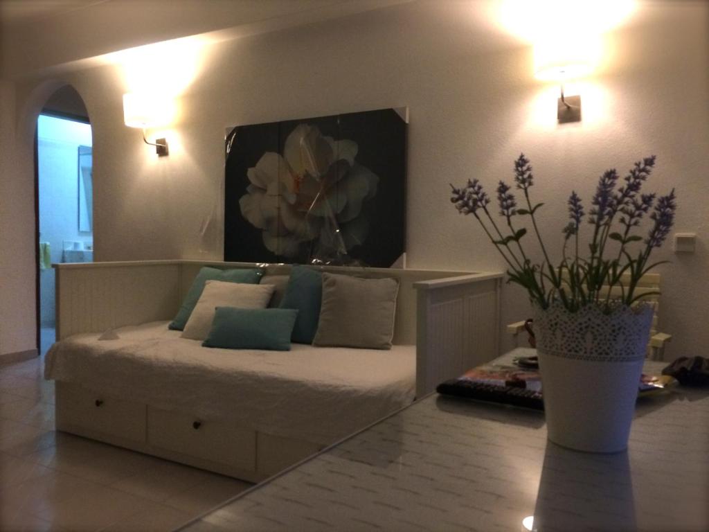 夫塞塔弗泽塔海滩度假公寓的一间卧室配有床和花瓶
