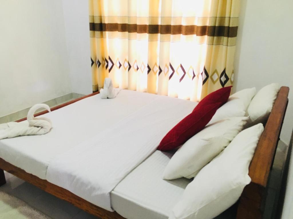 哈普特莱Adisham village home的床上床,带窗帘的房间