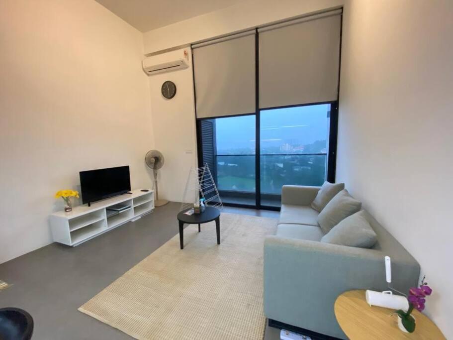 吉隆坡KL Sentral Loft , EST Bangsar #2, LRT的带沙发和电视的客厅