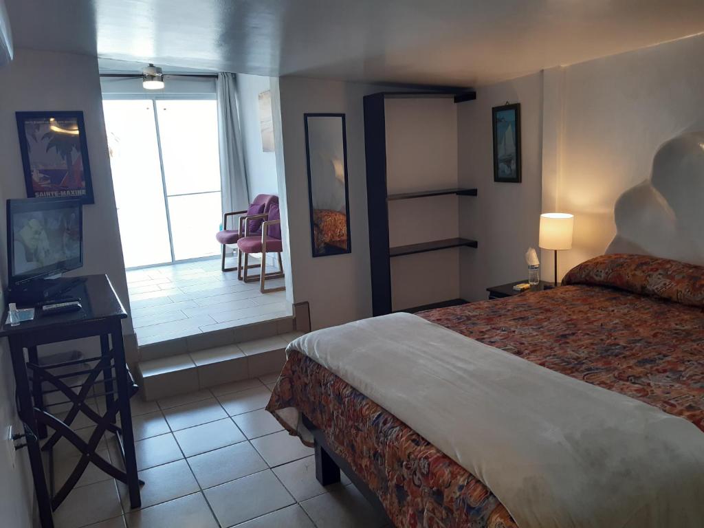 圣费利佩#7 Beach Front Private Room的酒店客房设有一张床和一个阳台。