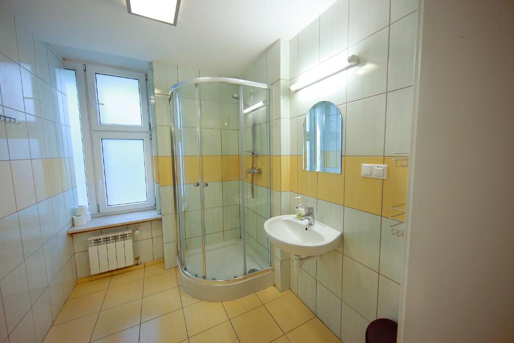 华沙爱姆卡旅馆的带淋浴和盥洗盆的浴室