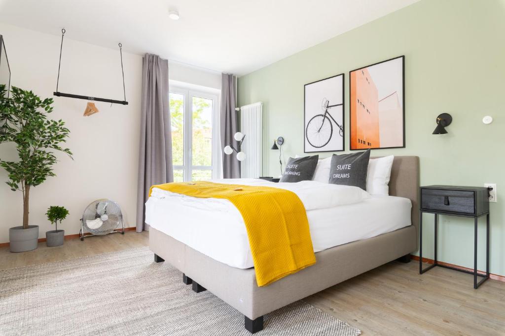 嘉兴贝慕尼黑limehome Garching bei München的一间卧室配有一张黄色毯子床