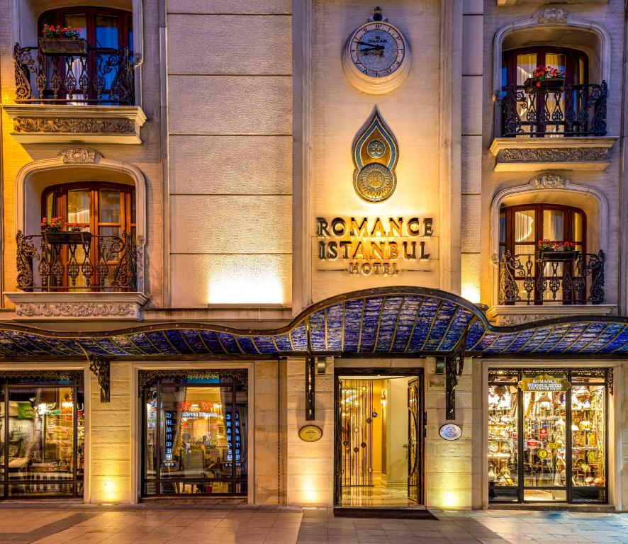 伊斯坦布尔浪漫伊斯坦布尔精品酒店 的一座拥有豪华酒店入口的建筑