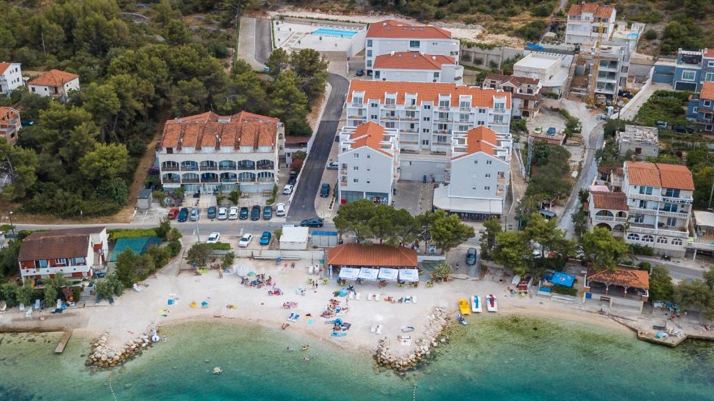 特罗吉尔马洛莫尔公寓式酒店的享有度假村海滩的空中景致