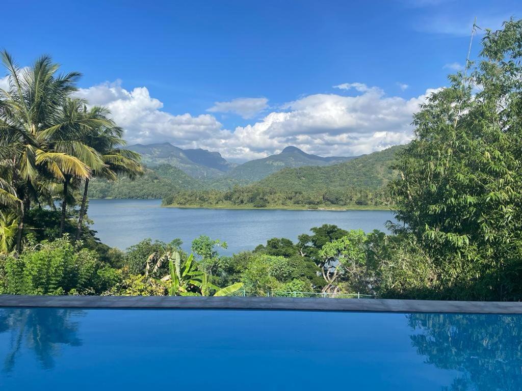 迪加纳The Glasshouse Victoria Villa, Kandy的享有湖景的游泳池