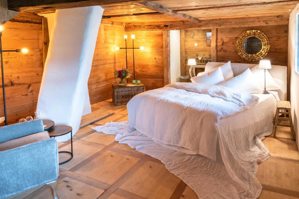 迈斯特施万登Keiser`s Kammer的一间卧室设有一张床和木墙