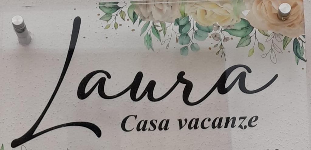 莱切Casa Vacanze Laura1的婚礼的标志,上面有鲜花