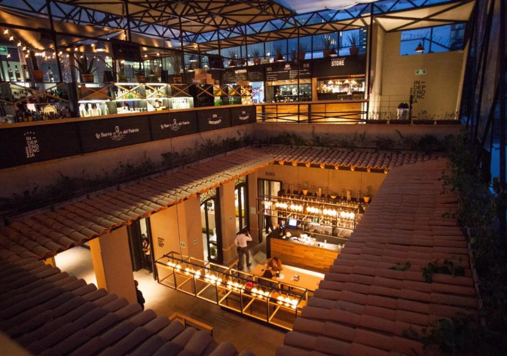 墨西哥城Mexico Hostel的餐厅的顶部景色,餐厅有礼堂