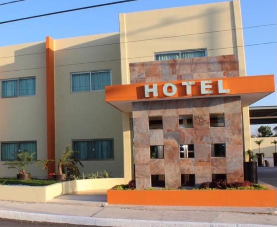 CandelariaHotel Taxaha的前面有标志的酒店