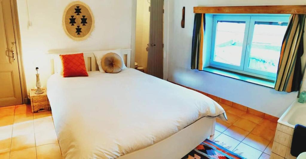 雅莱Studio la Gileppe的卧室配有白色的床和窗户。