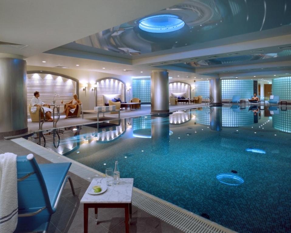 华沙华沙丽晶酒店的游轮上的游泳池,带酒店大堂