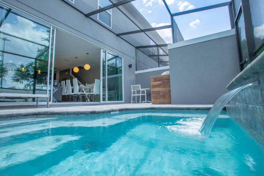 基西米Enchanting Four Bedrooms Townhouse at Le Reve Resort (211021)的一座房子里一个带瀑布的游泳池