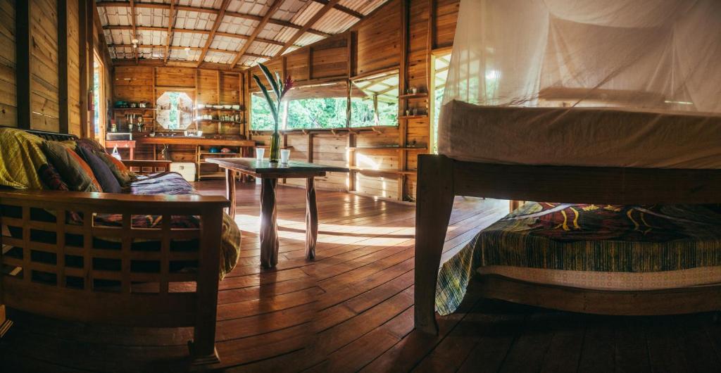 小玉米岛ENSUEÑOS Natural Reserve Big House的卧室配有一张床和一张桌子