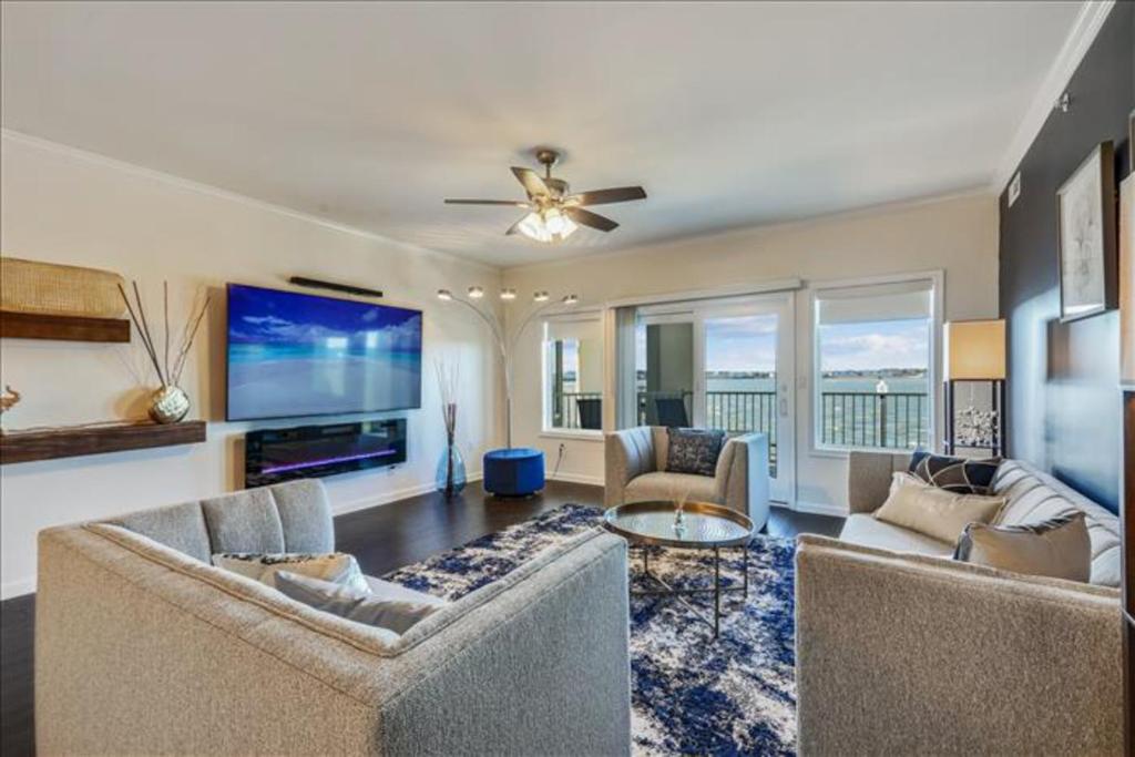 大洋城Cori Noel的带沙发和平面电视的客厅