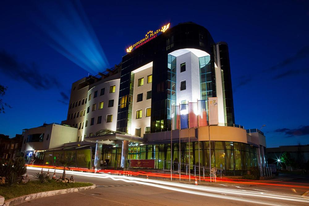 卢科维特Diplomat Plaza Hotel & Resort的一座建筑物,上面有夜间标志