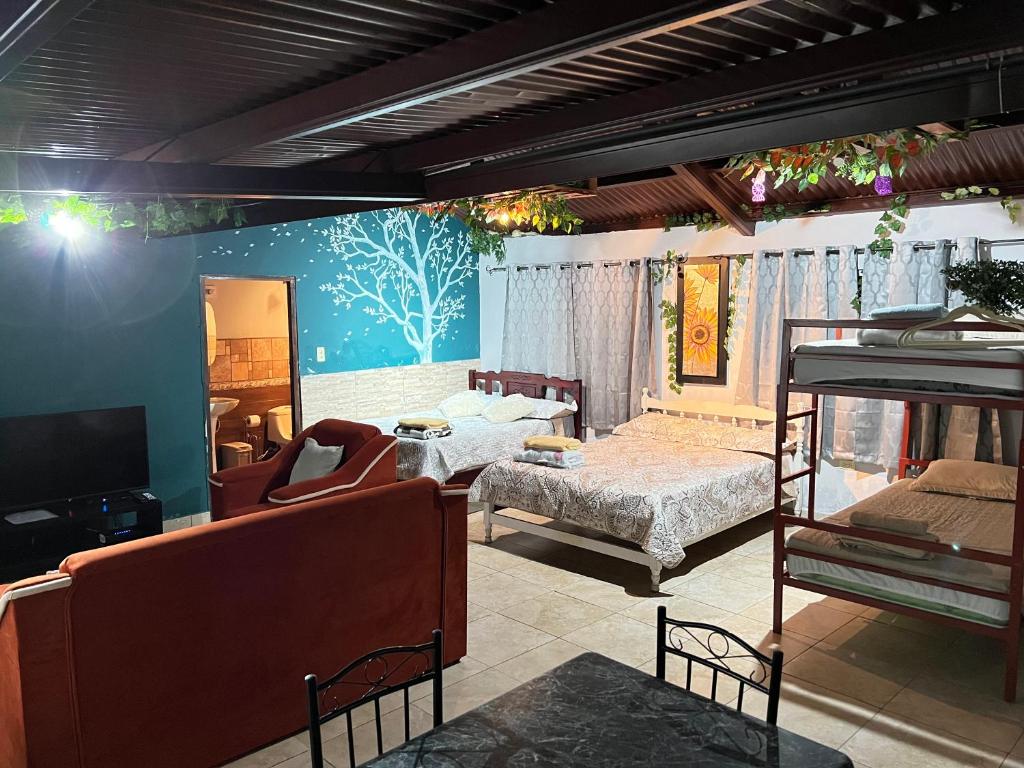 塞罗蓬塔Bambito´s Café & Hostel的客厅配有沙发和1张床