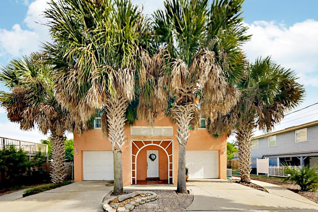圣奥古斯丁Poseidons Cabana的车道前有棕榈树的房子