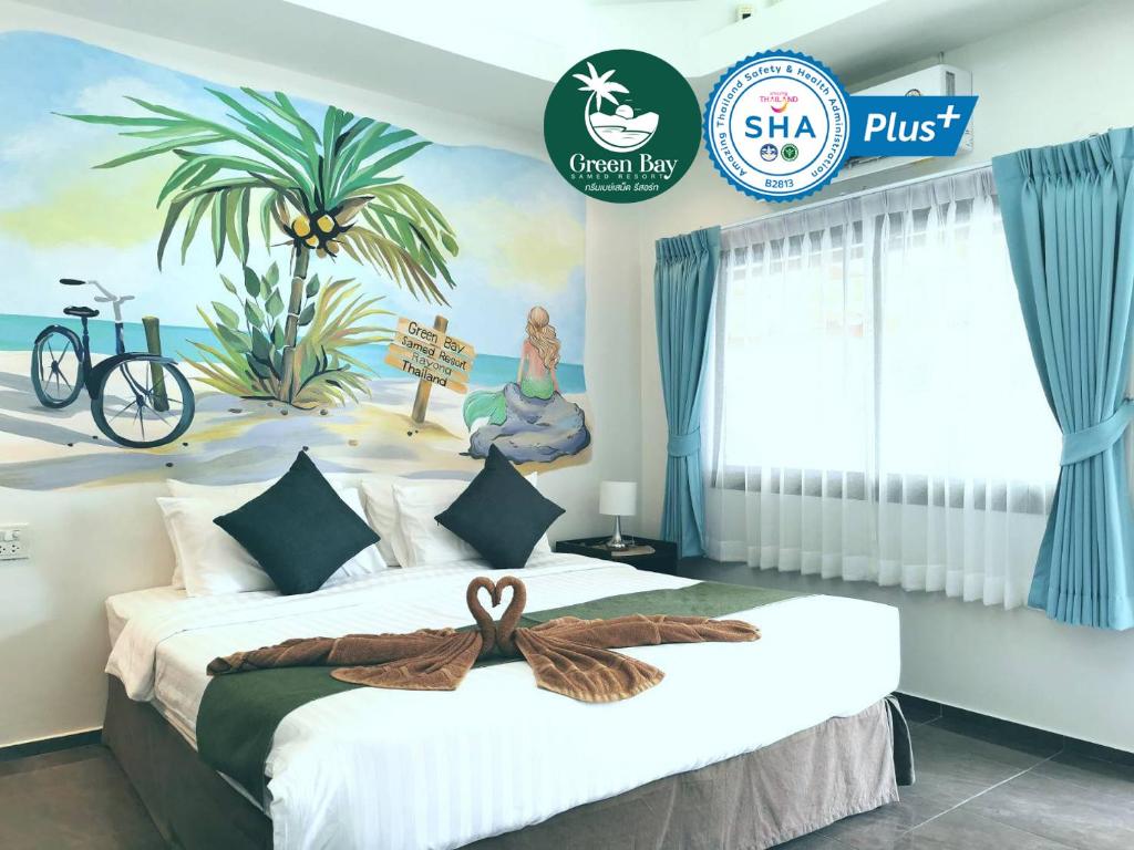 沙美岛Green Bay Samed Resort - SHA Extra Plus Certified的一间卧室配有两张带海滩壁画的床