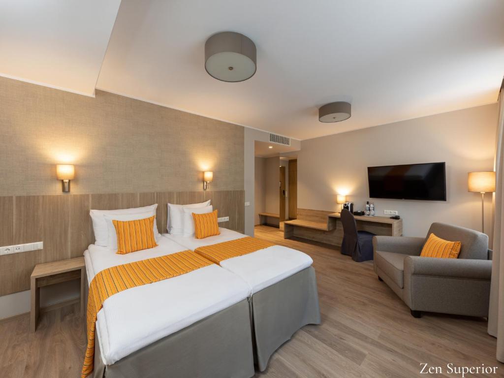 塔林塔林库特兹瓦尔德酒店的酒店客房设有一张大床和一台电视。
