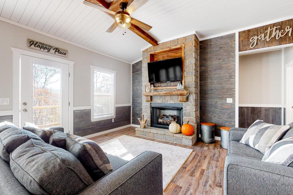 埃利杰Rustic Mountain Cabin的客厅设有两张沙发和一个壁炉