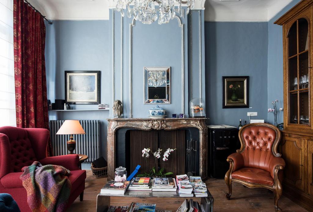 根特甘达客房及套房酒店的客厅设有蓝色的墙壁和吊灯。