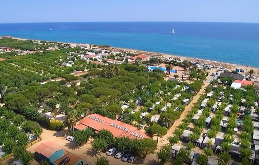 马尔格莱特德玛Albatross Mobile Homes on Camping El Pla de Mar的海洋旁度假胜地的空中景致