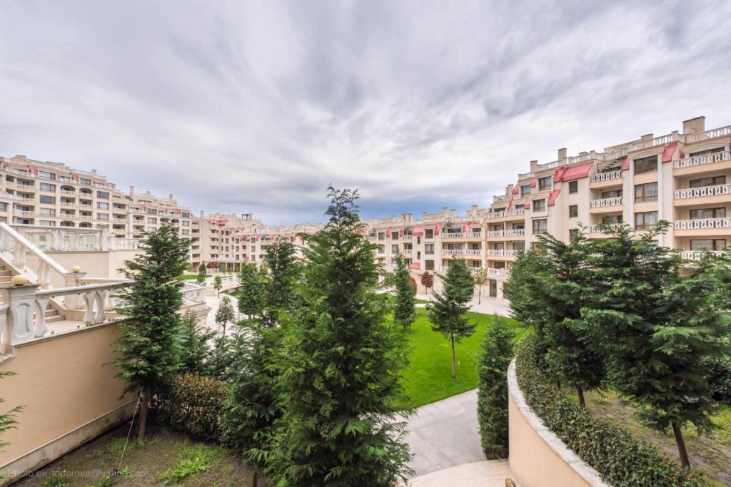 瓦尔纳Stoyanov South Bay - Varna的享有树木和建筑的大型公寓大楼的景色