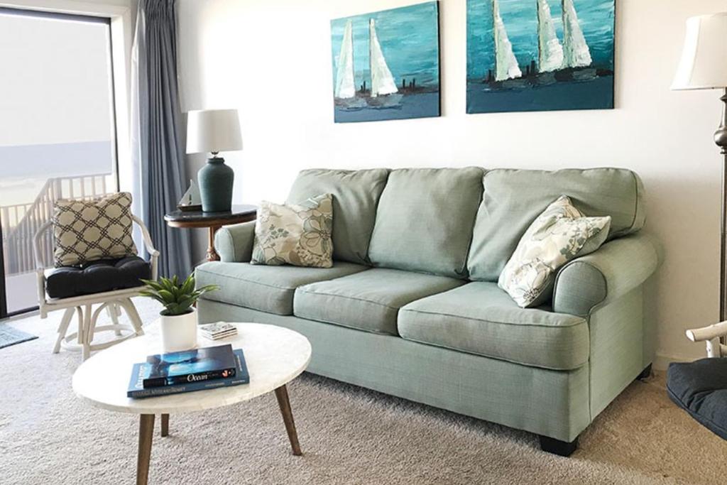大洋城Ocean Hideaway的客厅配有沙发和桌子