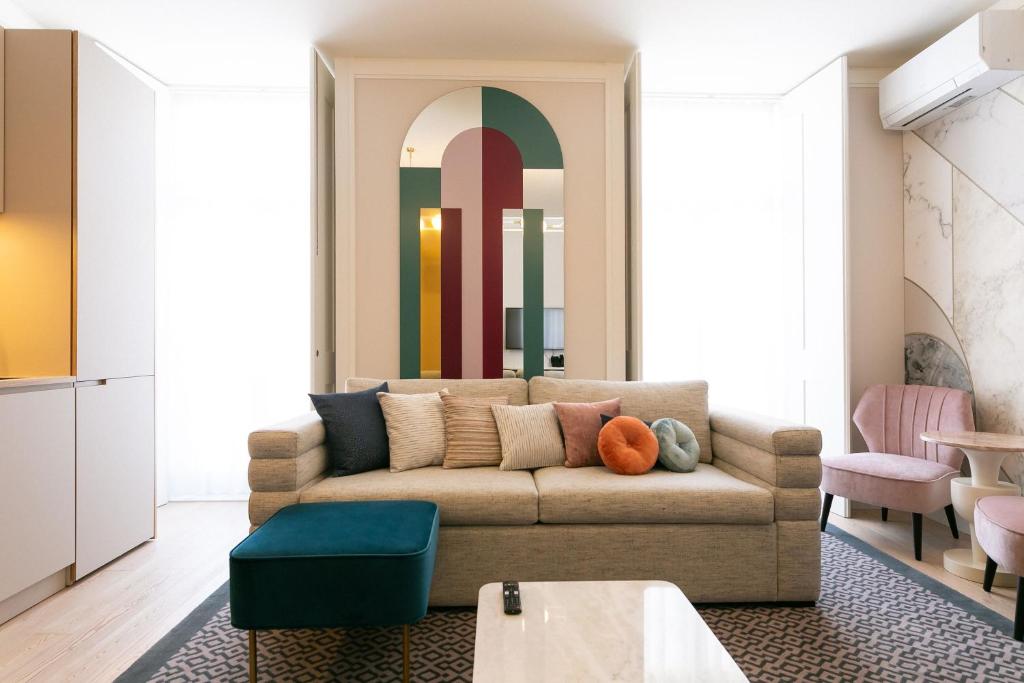 里斯本The Lift Apartments by RIDAN Hotels的带沙发和多彩墙的客厅